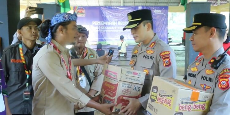 Kapolres Sumedang, AKBP Indra Setiawan beserta jajarannya mengunjungi perkemahan Sako SPN dan memberi bantuan logistik acara. Foto: LINES.