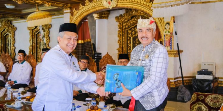 DPW LDII Bali silaturahim ke Ketua Forum Komunikasi Umat Beragama (FKUB) Provinsi Bali, I Dewa Gede Ngurah Swastha. Foto: LINES.