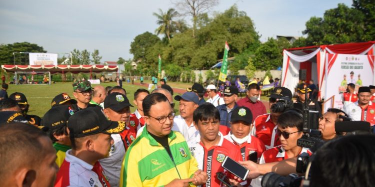 Gubernur DKI Jakarta Anies Baswedan memberi pernyataan kepada wartawan pada hajatan Festival Sepak Bola FORSGI DKI Jakarta (24/9). Foto: LINES.