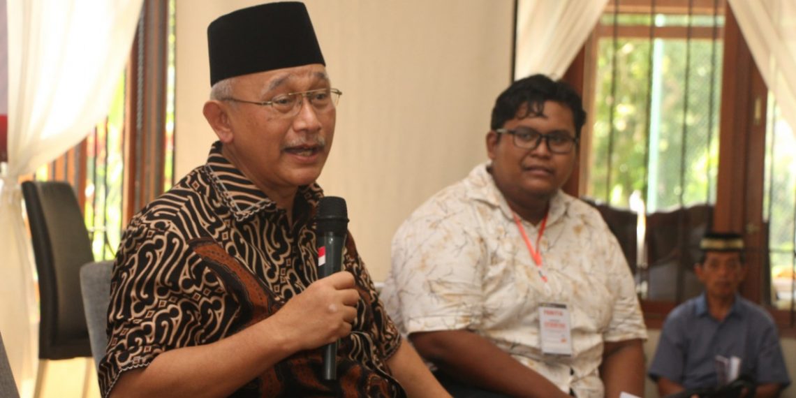 Dibalik peristiwa memilukan dunia sepak bola, KH Chriswanto Santoso mengajak insan sepak bola agar evaluasi diri. Foto: LINES.