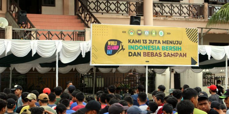 Para siswa, santri, dan warga LDII Balikpapan bekerja sama bersih-bersih sampah memperingati World Cleanup Day 2022. Foto: LINES.