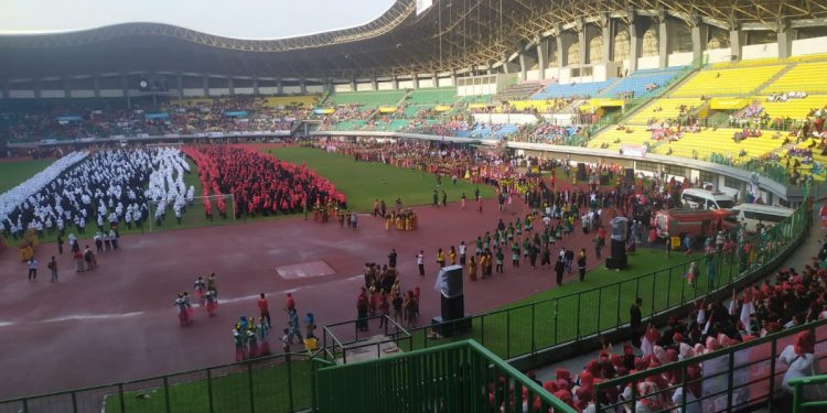Memperingati Hari Ulang Tahun (HUT) ke-77 RI, Pemerintah Kota Bekasi menggelar Kirab Bendera Merah Putih dan Pesona Nusantara Bekasi Keren (PNBK) di Stadion Patriot Chandrabhaga, Kota Bekasi. Foto: LINES.