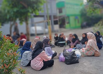 SMA IMBS Ubah Sampah Plastik Jadi Media Tanam