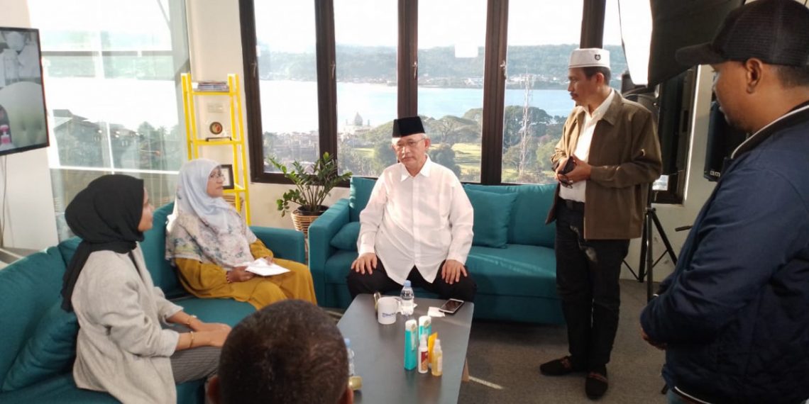 Ketua Umum DPP LDII KH Chriswanto Santoso menjadi salah satu narasumber Tribun Ambon bersama Anggota DPR Fraksi PKS, Saadiah Uluputty. Foto: LINES.