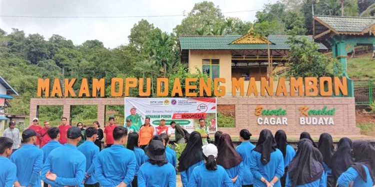 LDII Kalbar kolaborasi dengan wartawan menghijaukan cagar budaya Opu Daeng Manambon. Foto: LINES.