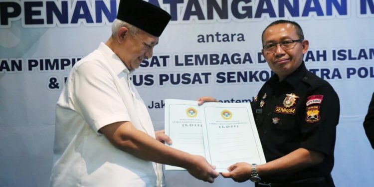 Penandatanganan nota kesepahaman antara DPP LDII dengan Senkom Mitra Polri di Ponpes Minhaajurrosyidin, Sabtu (10/9). Foto: LINES.
