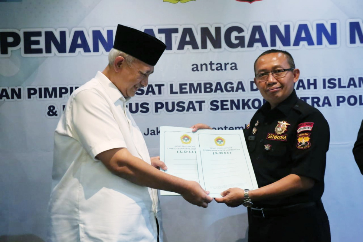 Porno jinsiy film: Onam oz oglini mashinasida sikadi onlayn video