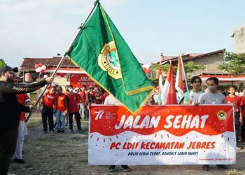 Warga Pucang Sawit Jebres Jalan Sehat Bersama Peringati HUT RI