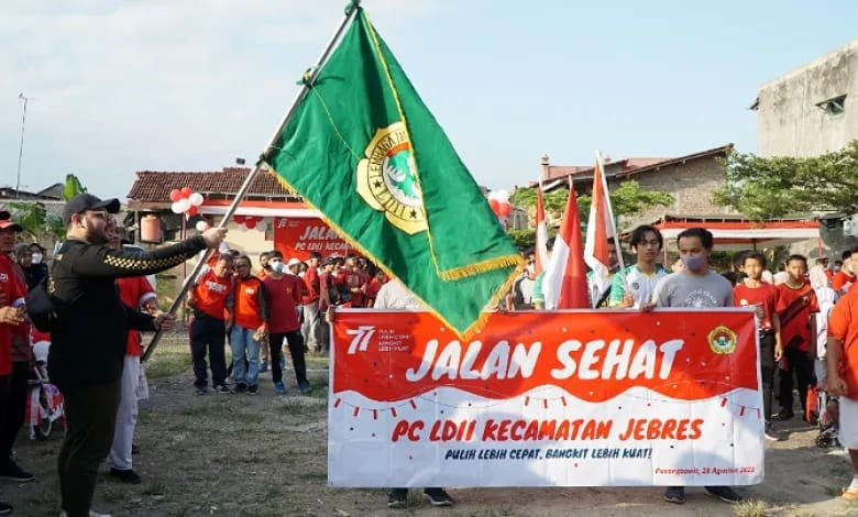 Perayaan HUT RI LDII Jebres dengan jalan sehat bersama. Foto: LINES.