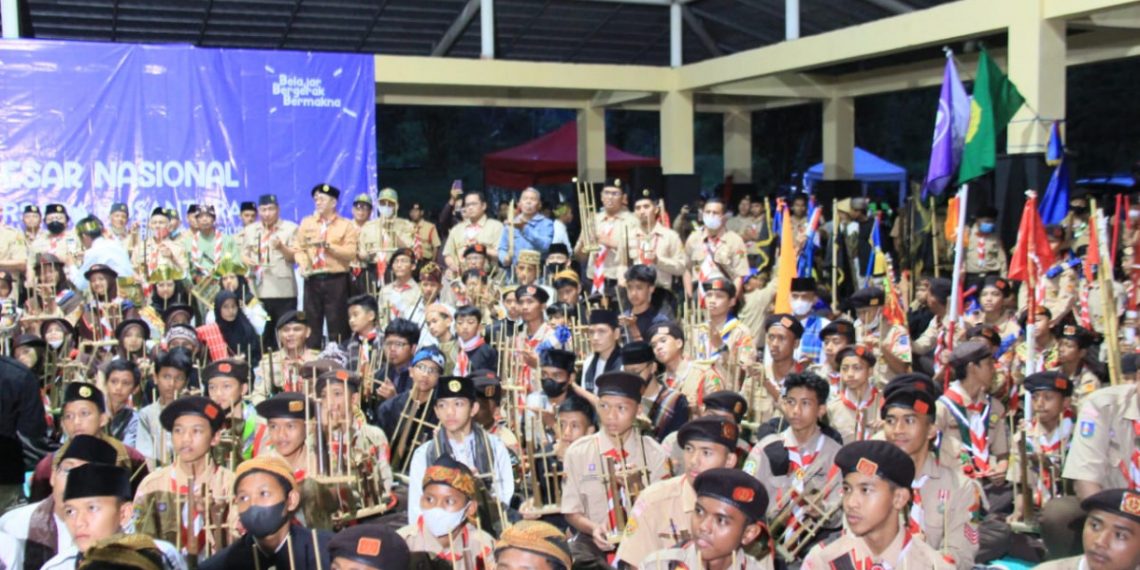 Peserta Kembesnas 2022 membunyikan angklung bersama mengikuti arahan instruktur angklung Robby Murphy. Foto: LINES.