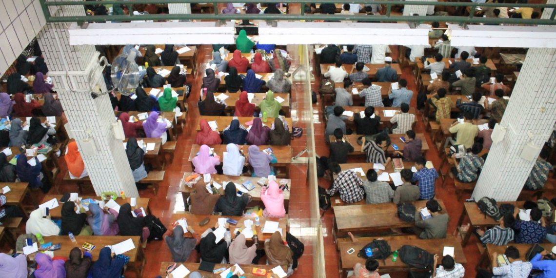 Para santri LDII di Ponpes Wali Barokah sedang mengikuti pelajaran tafsir Alquran. Saat mereka lulus dan menjadi juru dakwah, mereka diharapkan dapat memanfaatkan media sosial untuk membangun karakter bangsa, agar berjiwa pancasilais. Foto: LINES.