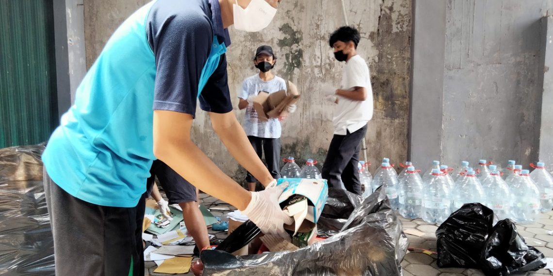 Generasi muda PAC LDII Condongcatur memeriahkan World Cleanup Day International (WCDI) 2022, dengan memilah sampah dari rumah dan lingkungan masjid. Foto: LINES.