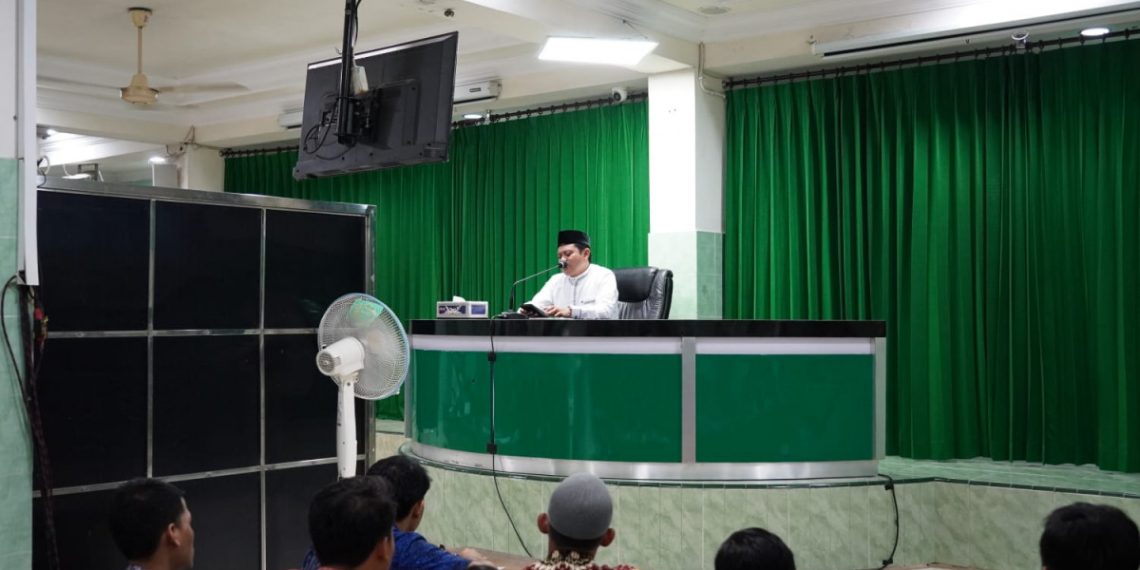 Dosen Pascasarjana Institut PTIQ Ahmad Ali MD berkunjung dan memberikan tausiyah kepada santri Ponpes Al  Ubaidah Kertosono. Foto: LINES.