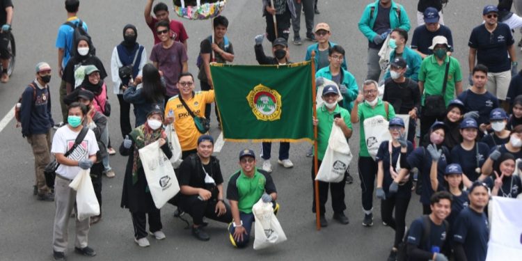 LDII berpartisipasi dalam World Cleanup Day Indonesia di Bundaran HI Minggu (18/9). Foto: LINES.