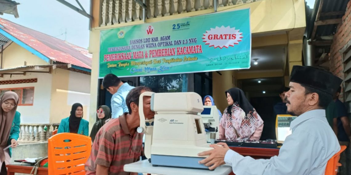 DPD LDII Kabupaten Agam, Sumatera Barat menggelar kegiatan bakti sosial untuk pemeriksaan mata dan pemberian kacamata gratis di halaman kantor sekretariat LDII, Lubuk Basung, pada Minggu (23/10). Foto: LINES.