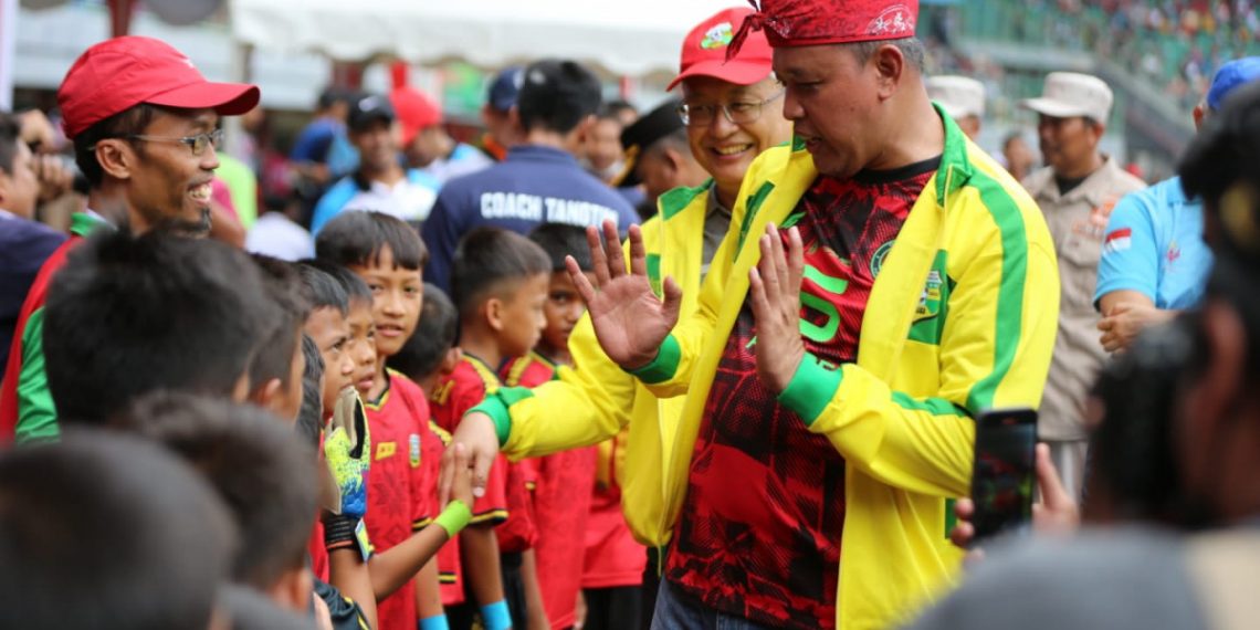 Para atlet sepak bola U-10 sedang mendengarkan pengarahan. Foto: LINES.