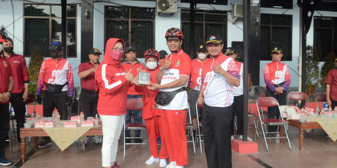 Peserta Mbahman Gowes Sejagad menyerahkan cinderamata produksi kopi kepada Bupati Etik Suryani. Foto: LINES.