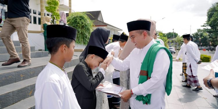 Wali Kota Pangkalpinang Maulana Aklil bertindak sebagai Pembina Upacara peringatan Hari Santri Nasional 2022 menjelaskan tema Hari Santri “Berdaya Menjaga Martabat Kemanusiaan”. Foto: LINES.