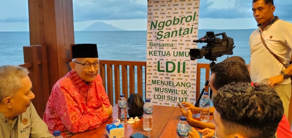 Ketua Umum DPP LDII KH Chriswanto Santoso berbincang santai dengan para wartawan didampingi Ketua DPW LDII Sulut Djafar Wonggo, di Malalayang Beach Walk, Manado, (27/10). Foto: LINES.