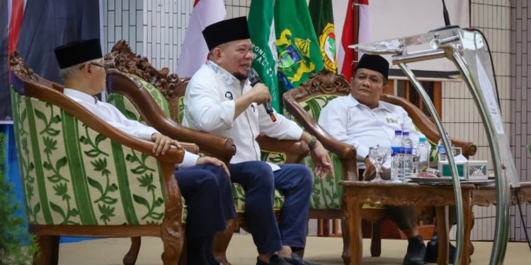 Ketua DPD RI AA La Nyalla Mahmud Mattalitti memberikan kuliah umum di Ponpes Wali Barokah tentang wawasan kebangsaan. Foto: LINES.