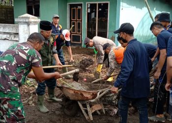 LDII Banyuwangi Bersama TNI-Polri Bersihkan Sampah dan Lumpur Pasca-Banjir