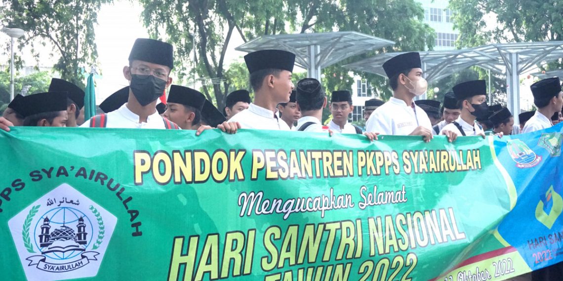 Pemerintah Kota Bekasi menggelar kirab santri dan upacara pada puncak Hari Santri Nasional. LDII ikut berpartisipasi meramaikan acara. Foto: LINES.