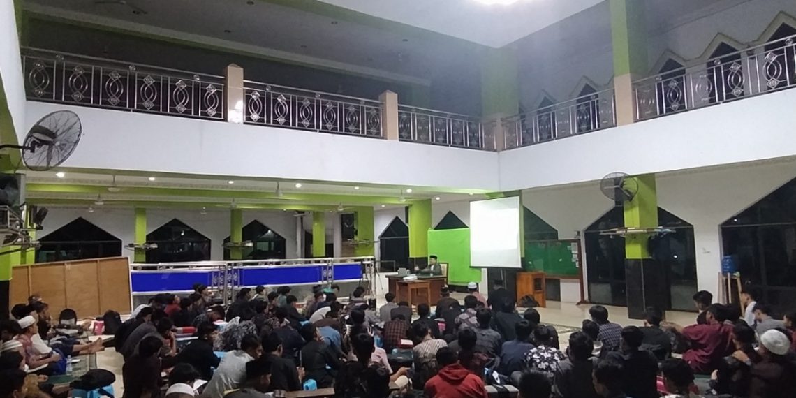 Ketua LDII Bengkulu hadir pada pengajian akbar pemuda memberi materi organisasi. Foto: LINES.