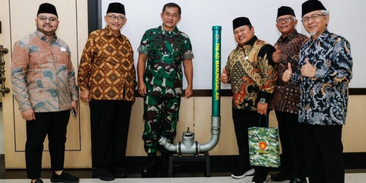 DPP LDII dan Panglima Komando Cadangan Strategis Angkatan Darat (Pangkostrad) Letnan Jenderal (Letjen) TNI Maruli Simanjuntak, di Markas Kostrad pada Selasa (18/10). Foto: LINES.