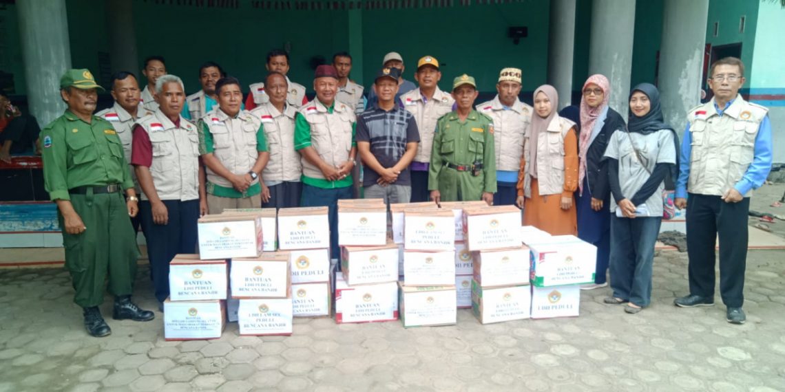 DPD LDII Lampung Selatan memberikan bantuan kepada korban banjir Sidomulyo dan Candipuro. Foto: LINES.