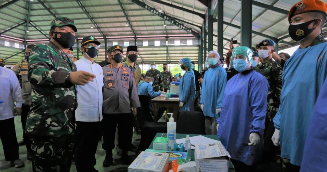 Panglima TNI Marsekal Hadi Tjahjanto bersama Menteri Kesehatan Budi Gunadi Sadikin dan Kapolri Jenderal Listyo Sigit Prabowo meninjau sentra vaksinasi yang digagas LDII di Padepokan Persinas ASAD, Jakarta, pada Selasa, 13 Juli 2021. Sekitar 100.000 orang warga mulai usia pelajar hingga dewasa divaksin. Foto: LINES.