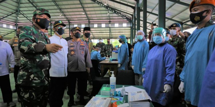 Panglima TNI Marsekal Hadi Tjahjanto bersama Menteri Kesehatan Budi Gunadi Sadikin dan Kapolri Jenderal Listyo Sigit Prabowo meninjau sentra vaksinasi yang digagas LDII di Padepokan Persinas ASAD, Jakarta, pada Selasa, 13 Juli 2021. Sekitar 100.000 orang warga mulai usia pelajar hingga dewasa divaksin. Foto: LINES.