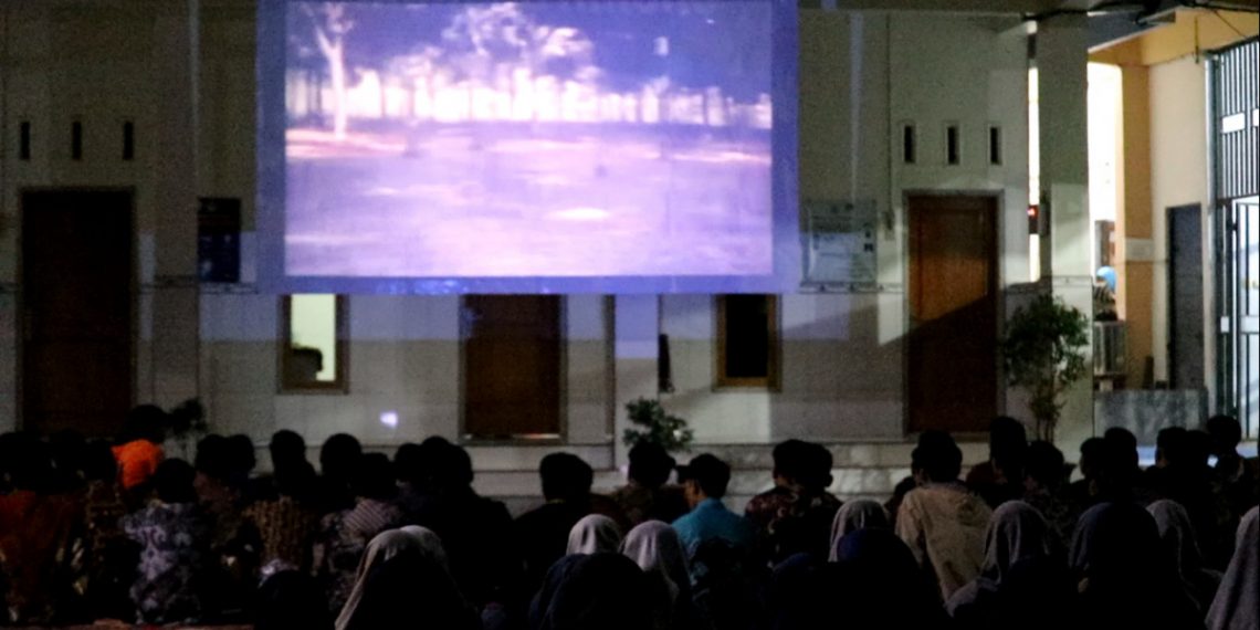 Remaja LDII Blitar nonton bareng film G30S-PKI di halaman masjid. Foto: LINES.