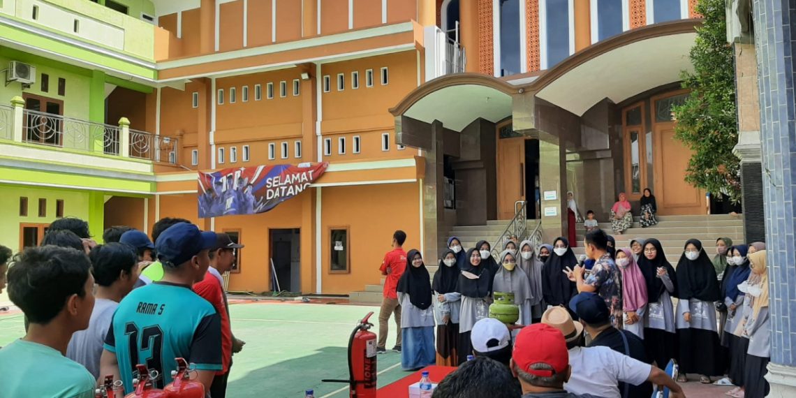 Ponpes Mahasiswa Roudlotul Jannah Surakarta menggelar pelatihan pemadam kebakaran. Foto: LINES.