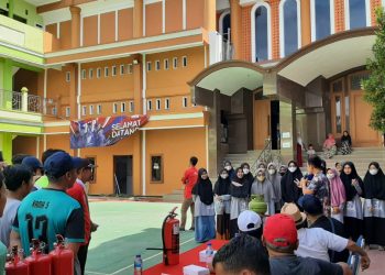 Ponpes Mahasiswa Roudlotul Jannah Surakarta LDII Gelar Pelatihan Pemadaman Kebakaran