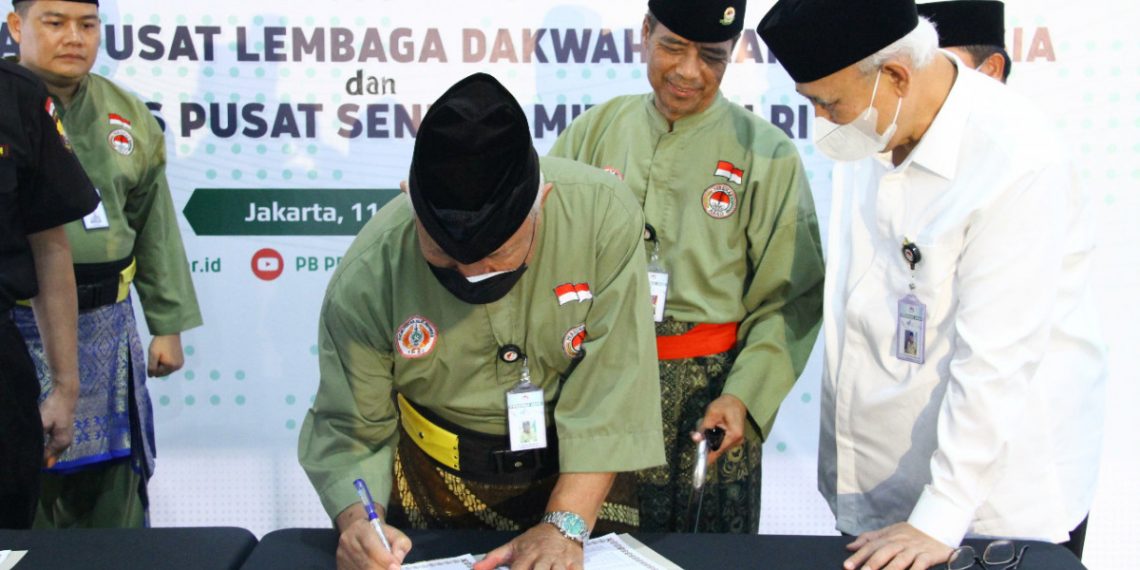 DPP LDII dan Pengurus Besar Perguruan Pencak Silat Nasional PB Persinas ASAD menandatangani nota kesepahaman (MoU) bidang mental spiritual pesilat, pada perhelatan  Rakernas Persinas Asad 2022, di Padepokan Persinas ASAD, Pondok Gede, Jakarta (11/10). Foto: LINES.