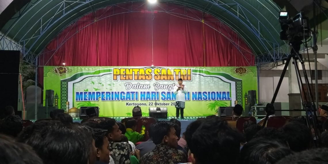 Ponpes Al Ubaidah Kertosono menggelar pentas sebagai perayaan hari santri. Foto: LINES.