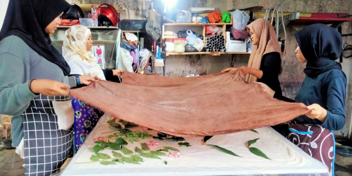 Ira Fatma warga LDII asal Sleman berhasil mengembangkan ecoprint dengan memanfaatkan alam untuk menciptakan beragam produk ecoprint. Foto: LINES.