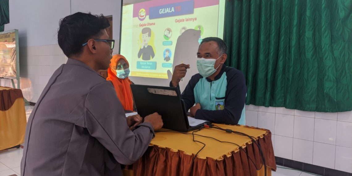 Pusat Kesehatan Masyarakat (Puskesmas) Kunjang mengadakan tes screening kesehatan di Pondok Pesantren (Ponpes) Nurul Azizah, yang berlokasi di Desa Balungjeruk. Foto: LINES.