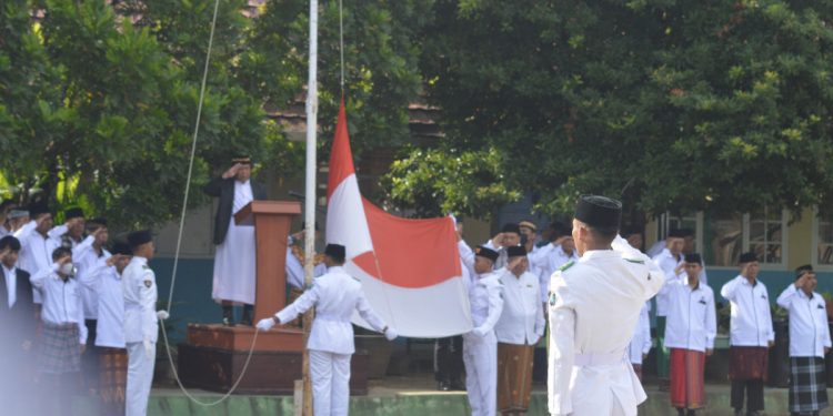 Ratusan santri mengikuti upacara bendera memperingati Hari Santri Nasional di Ponpes Nurul Huda. Foto: LINES.