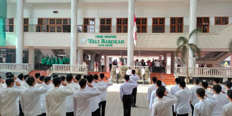 Pondok Pesantren (Ponpes) Wali Barokah Kota Kediri, Jawa Timur, menyelenggarakan Upacara Hari Santri, yang dilaksanakan pada Sabtu (22/10). Foto: LINES.