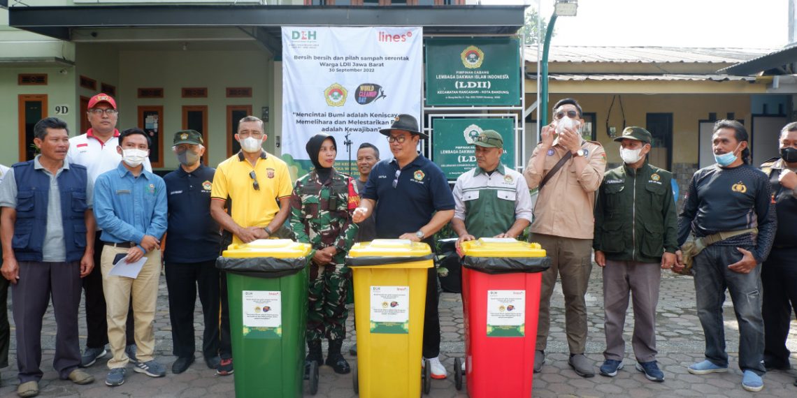 LDII Jawa Barat ikut menggelar aksi bersih lingkungan memperingati WCDI 2022. Foto: LINES.