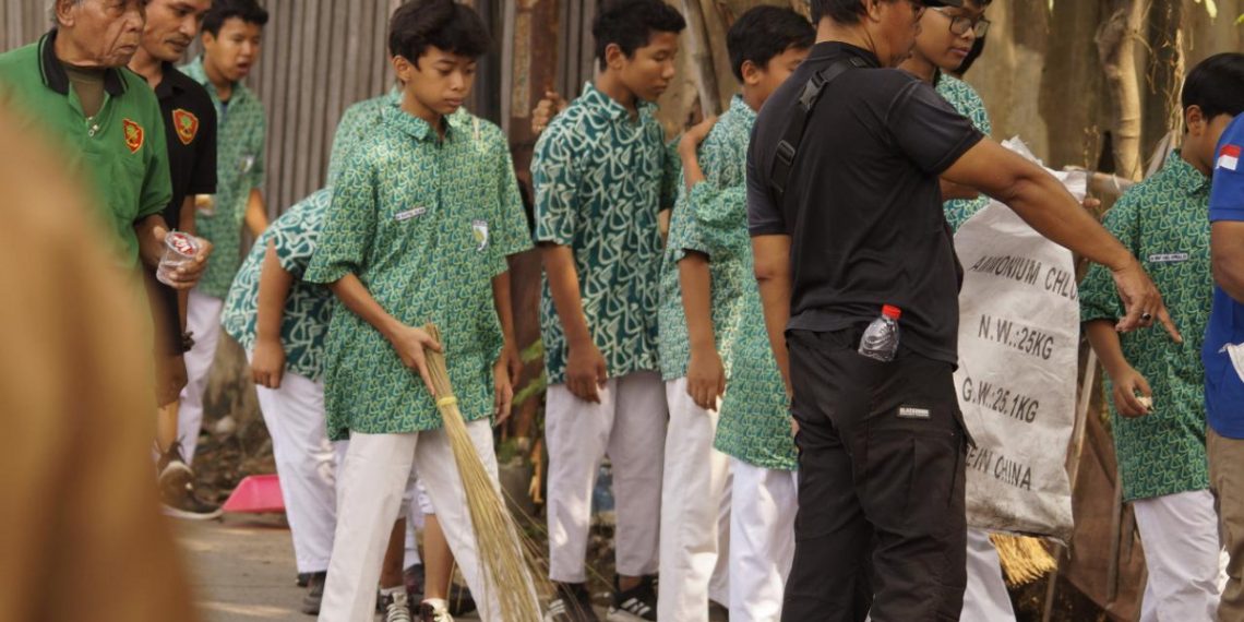 World Clean Up Day Indonesia (WCDI) 2022 merupakan kegiatan yang dicanangkan oleh Kementerian Lingkungan Hidup sejak 2018 lalu, kegiatan ini juga digelar oleh Ponpes Kanzul Mubaarok dengan mengajak para santri. Foto: LINES.