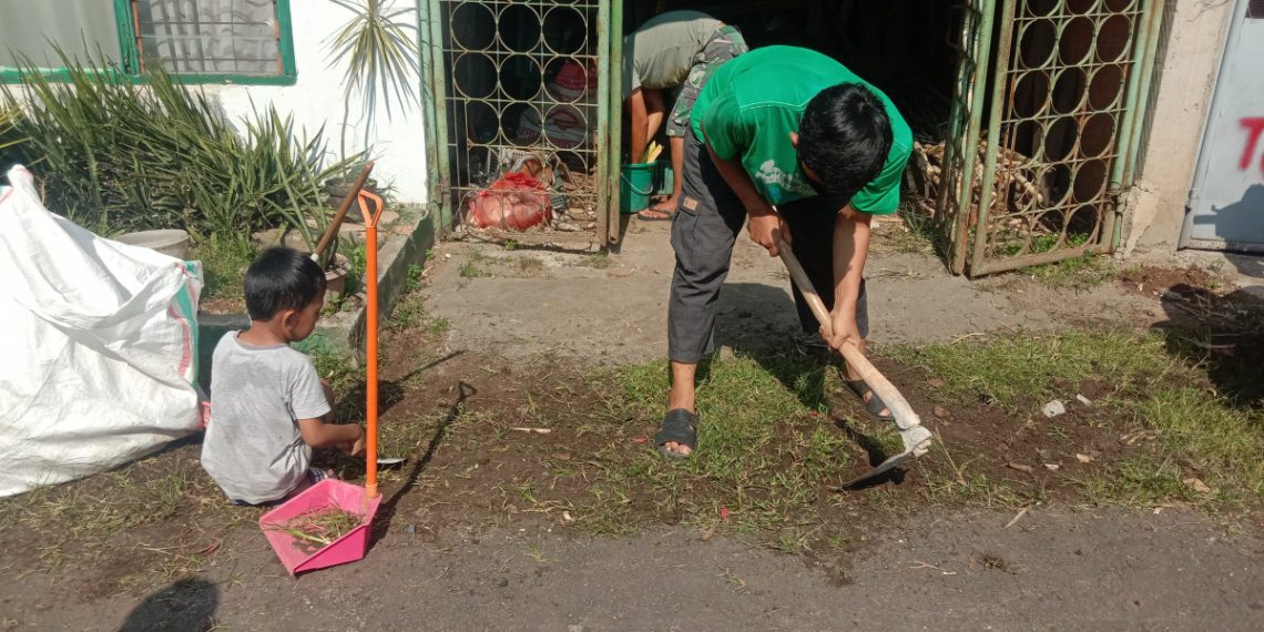 Warga PAC LDII Depok Jaya membersihkan lingkungan sekitar rumah warga. Foto: LINES.