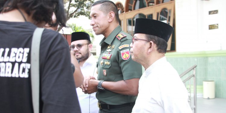Komandan Korem 074/ Warastratama, Kolonel Inf Anan Nurakhman memberikan wawasan kebangsaan di hadapan ratusan santri Ponpes Budi Utomo, Banjarsari, Solo. Foto: LINES.