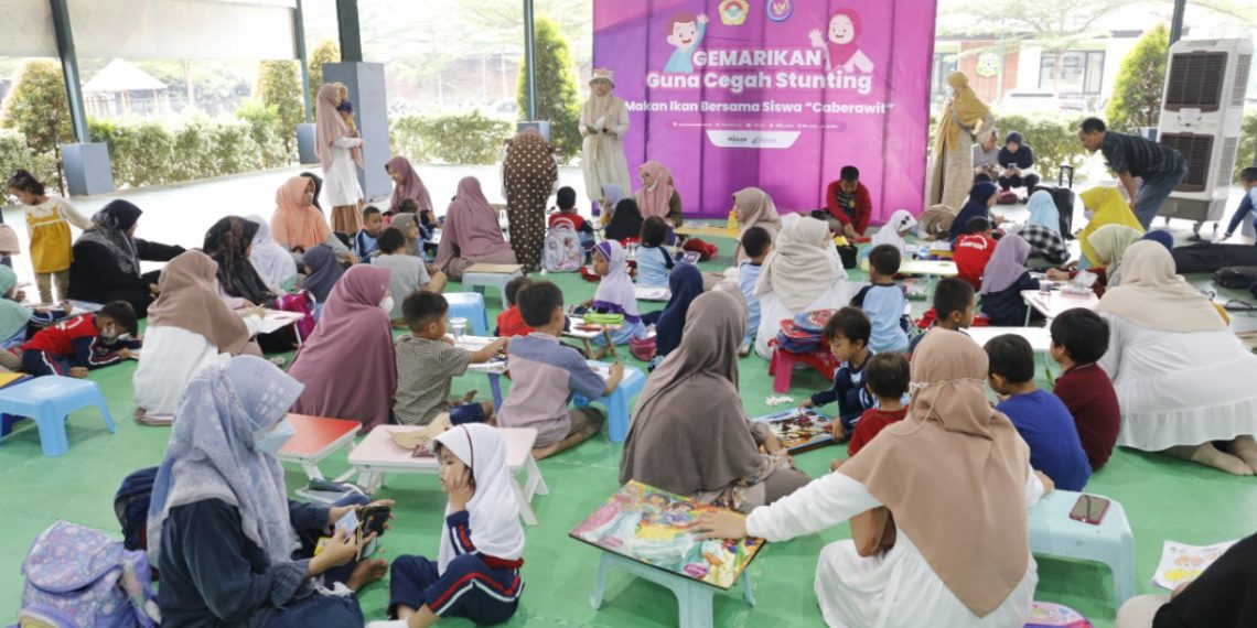 Siswa TK/RA yang bernaung di bawah LDII mengikuti kegiatan mewarnai ikan dan makan ikan bersama. Foto: LINES.
