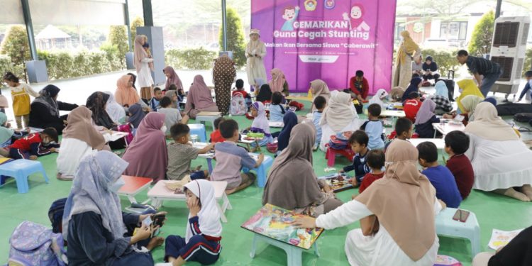 Siswa TK/RA yang bernaung di bawah LDII mengikuti kegiatan mewarnai ikan dan makan ikan bersama. Foto: LINES.