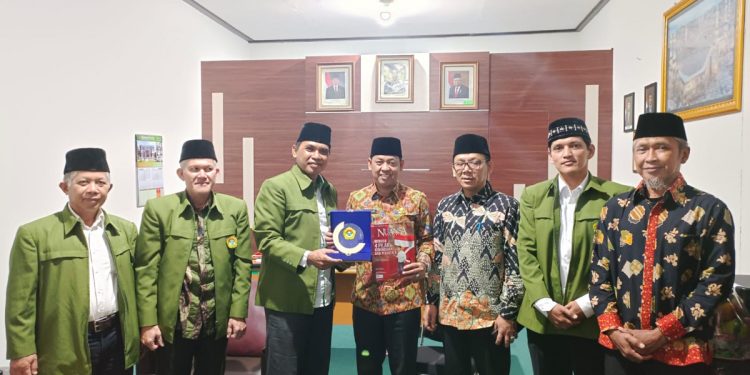 Kepala Kantor Kementerian Agama Kota Cimahi Saepulloh menerima kunjungan pengurus LDII Kota Cimahi pada Rabu (2/11). Foto: LINES.