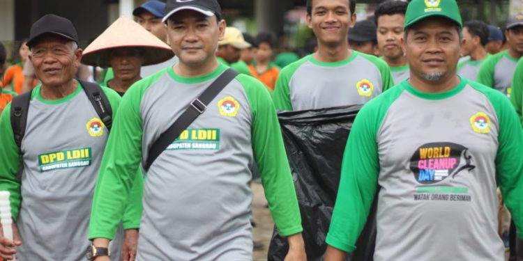 LDII Kalbar menggelar aksi pungut sampah untuk menjaga kebersihan lingkungan. Foto: LINES.