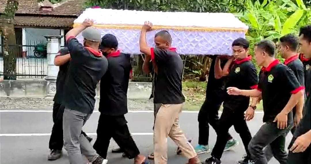 Satuan Tugas (Satgas) LDII bersama Senkom Mitra Polri Kecamatan Pedan membantu pemakaman jenazah. Foto: LINES.