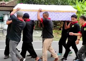 Peduli Lingkungan, Satgas LDII dan Senkom Mitra Polri Bantu Pemakaman Warga